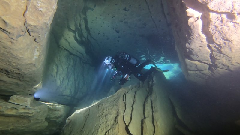 Plongée dans l'exsurgence (2)
Descente dans la Fichier manquant